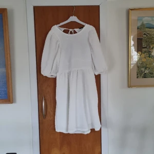 Vit klänning 200 kr - Strl S, helt oanvänd, köptes för student. Öppen rygg med snörning!