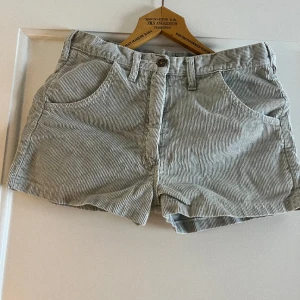 Manchester shorts - Snygga vintage shorts i en mintgrön typ av färg. Skriv om midjemått.