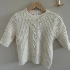 Stickad t-shirt - Stickad t-shirt från Mango men köpt via Sellpy. Aldrig använd💕storlek M men skulle säga att den är som en S