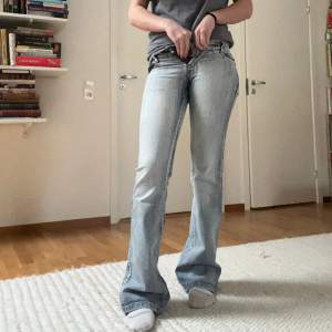 Perfekta jeans o sååå snygga men tyvärr försmå på mig💔💔 Midjemått: 75, innerbenslängd: 83 