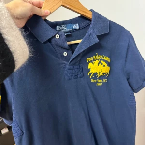 Ralph Lauren - En Ralph Lauren tröja som inte kommer till användning. Säljer åt min bror. Tröjan är i fint skick. Storlek M men mer som s