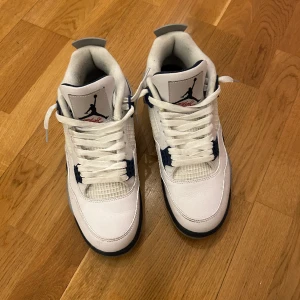 Jordan 4 midnight navy  - Säljer mina skitsnygga Jordan 4 midnight navy som jag köpte av min kompis för ett år sen men använd sparsamt, så skicket är 9/10. Skorna är äkta men säljer lite billigare eftersom jag inte har kvitto eller box.  Skriv om ni har nån fråga.