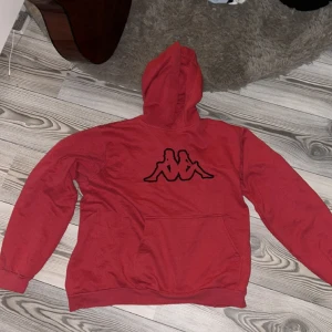 Röd hoddie  - Säljer den för jag inte använder den, men överlag bra skick, snörena är dock borta 