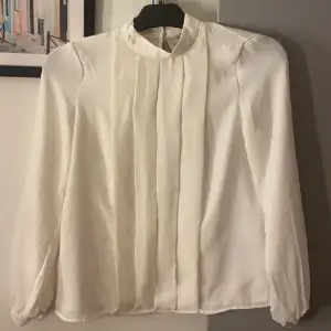 En vit blus i strl XS! Blusen är i ett bra skick och säljer den nu för den är för liten!🤍 Skriv för fler bilder eller frågor!