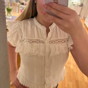 Zara topp - Säljer min fina zara topp som tyvärr inte kommer till användning, jätte fin till sommaren, Priset kan diskuteras💕 