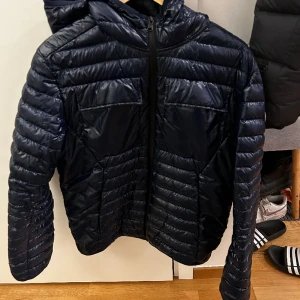 Colmar jacka - Säljer min snygga colmar jacka, jag köpte jackan här på Plick innan vintern. Jackan är perfekt för vinter och tidig vår. Säljer den för jag har tröttnat på jackan. Skick 9/10. Skriv om du har några frågor.  Nypris 4300 kr