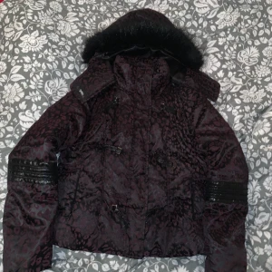 Söt Baby phat vinterjacka  - Väldigt söt vinterjacka. Den slutar lite över där byxorna börjar. Jackan är svart med mörk lila leopard mönster. Storleken är xl men passar även L om man inte vill att den ska sitta allt för tight. Skriv om du har mer frågor🫶🏻🫶🏻