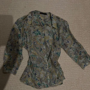 mönstrad blus - en jättefin vintage blus som knappt är använd, ungefär storlek 38 :)