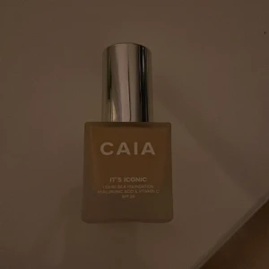 caia foundation  - caia foundation i färgen 2w✨ endast använd 1 pump för skulle se hur färgen var, men det va inte rätt nyans för mig🧡 nypris 325, säljer för 150