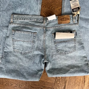 Bootcut - Lågmidjade helt nya bootcut, säljer då de inte riktigt passade. Midjemått 39, innerbenslängd 84. Alla lappar kvar