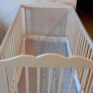 Spjälsäng  - Nytt pris 1795kr men mitt pris är 300kr Madrass och sängkläder ingår. Sängbottnen kan monteras i två olika höjdlägen. En spjälsida kan monteras bort när barnet blir större och själv kliver i/ur spjälsängen. Ditt barn kan sova både tryggt och bekvämt 