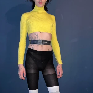 Vibrant Gul Stickad Crop Turtleneck - livlig gul beskuren tunn stickad tröja med  turtleneck och ärmslut. otroligt flerdimensionell bas för att ge alla kläder en pop av färg; inte tillräckligt med gult ute på sistone!