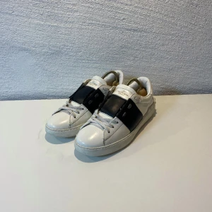 Valentino skor - Valentino open skor - svarta, storlek 39 1/2. Dessa populära skorna är i grymt skick och väldigt stilrena!