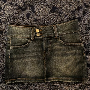 Minikjol i jeans - Säljer denna söta jeanskjol som är lågmidjad och kort. Den är köpt på H&M. Storlek 32. Säljer den för 79kr. Hör av dig om du vill se hur den sitter på! 