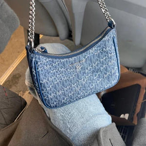 Handväska/ axelväska - En jättefin Michael Kors väska, nyskick MK Jet set Charm Small Logo Pouchette - axelväska