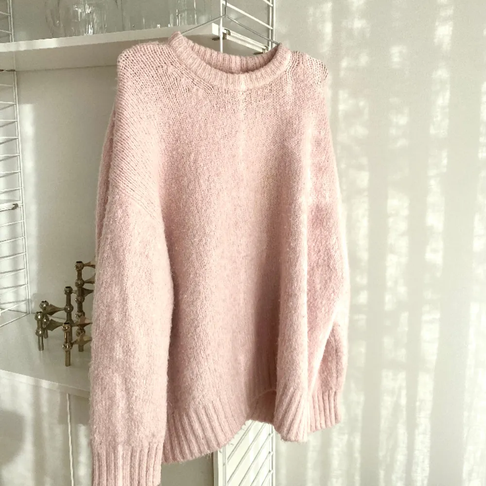 Säljer min sååå underbart, fina, rosa stickade tröja som jag köpt i Köpenhamn på zara💖💖💖 så fin till jeans nu i vår . Tröjor & Koftor.