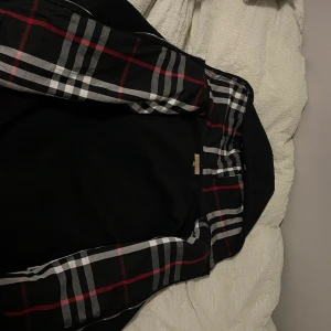 Säljer Burberry zip up hoodie - Helt ny, säljer eftersom jag inte vill ha den. Pris kan diskuteras.