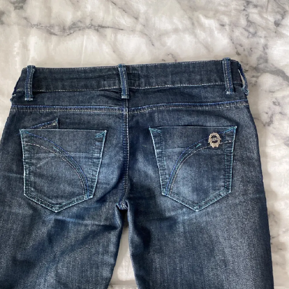 Lågmidjade jeans från killah, lite som miss me jeans. Skriv för fler bilder❤️. Jeans & Byxor.