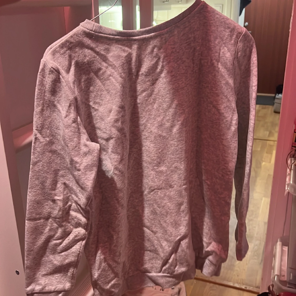 Tjock tröja med silvriga sjänor  - 90