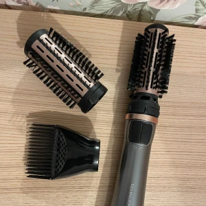 Värmeborste - Säljer en värmeborste från Remington  Den är i fint skick! Nypris 950kr Säljer pga att den inte kommer till användning  I nyskick💗 skriv gärna vid frågor!💗