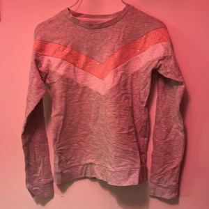 Tun tjock tröja - Använd några få gånger men lite skrynklig 