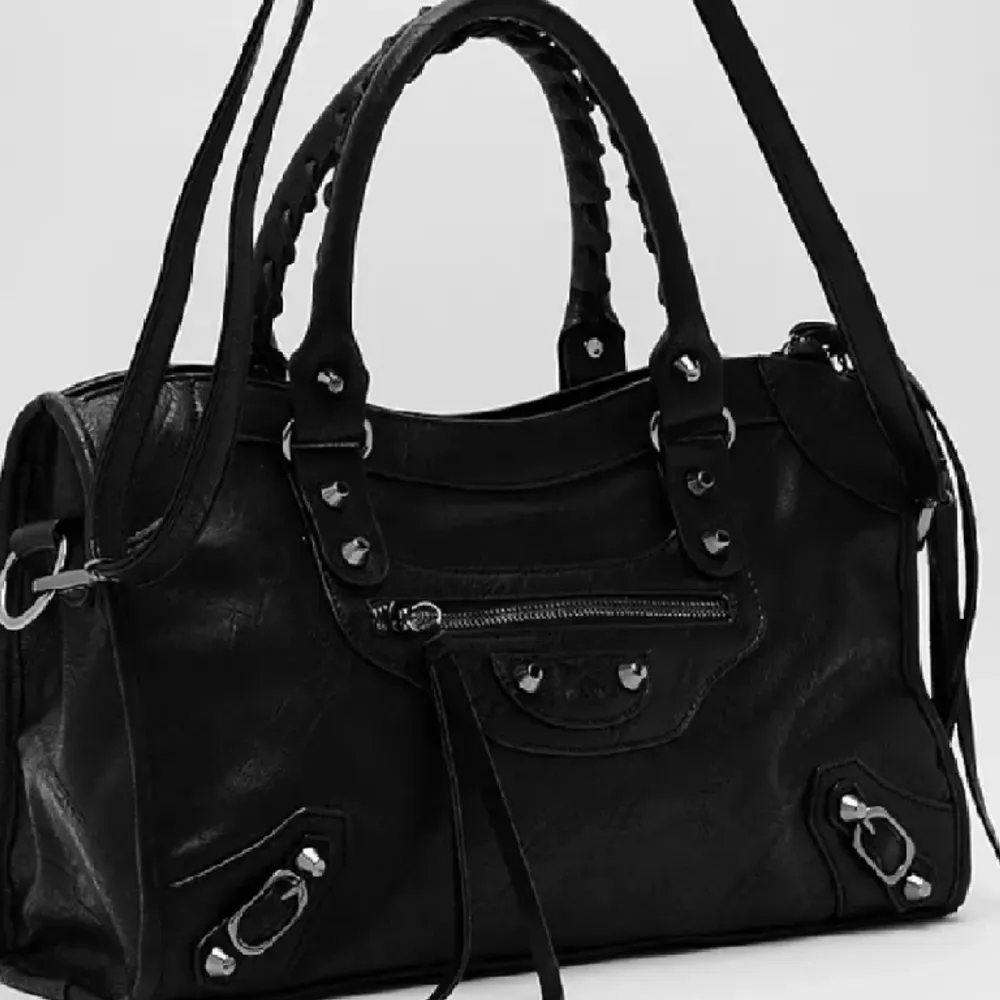 Liknande balenciaga svart använd några gånger inga defekter FINNS ATT KÖPA PÅ BOHOO . Väskor.