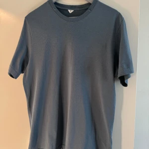 Arket t-shirt - Ljusblå T-shirt från arket i bra skick storlek M