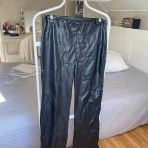 Skinn tights - Säljer ett par skinbyxor från Hm. Dessa är i stolek 40 å passar M/L. Sitter tight vid låren och blir lite utsvängda nertill.  Är lite för korta för mig som är 175cm lång. Säljer för 50kr. Köparen står för frakt 🌸