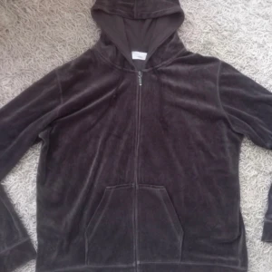 Velour hoodie  - Brun hoodie lik juicy couture 