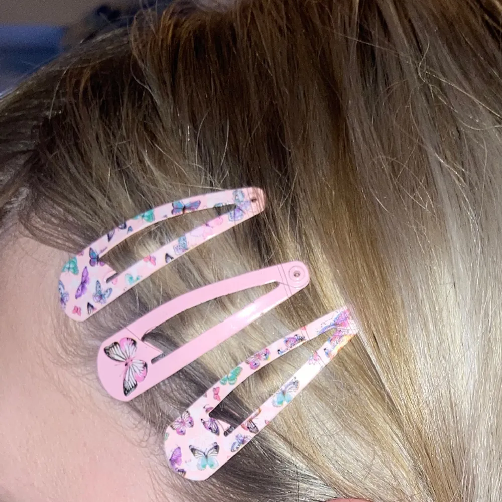 Supersöta hårspännen som är rosa med fjärilar. Knappt använda pris kan diskuteras! . Accessoarer.