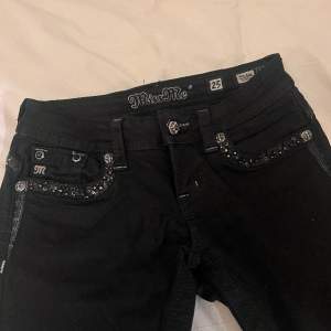 Svarta raka coola jeans från Miss Me. De signifika detaljerna baktill på fickorna.  Använda med i helt och gott skick. Säljes p.g.a viktuppgång. 