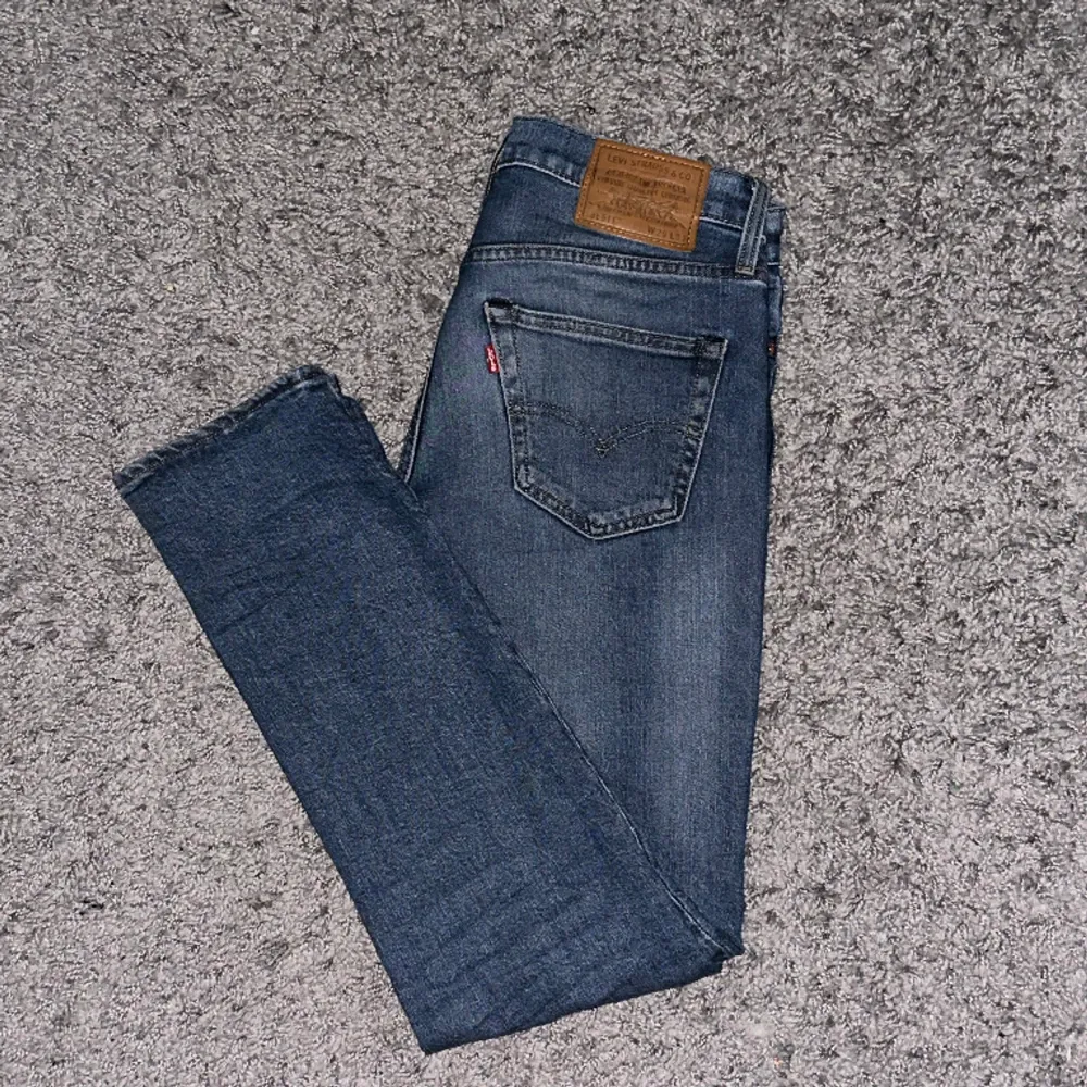 Säljer ett par feta Levis jeans köpta för cirka 1200kr. Jeansen är slim fit. För bilder hör av dig 🙌. Jeans & Byxor.