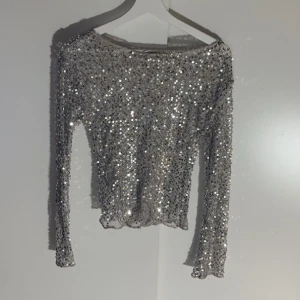glitter fest topp  - super fin glittrig topp som jag endast använt på nyår, köpt från gina tricot och tror inte den säljs längre❤️storlek s men passar mig som använder xs 