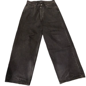 Weekday Astro Loose Baggy Jeans - Weekday Astro Loose Baggy Jeans. Jeansen är lite slitna där nere men annars i mycket bra skick utan fläckar eller andra skador. Känn dig fri att fråga om du undrar något!