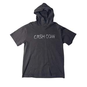 Tröja med luva från Avavav, knappt använd väldigt fint skick. Google ”AVAVAV Cash Cow hooded T-shirt” för fler bilder. Nypris 2800 kr.