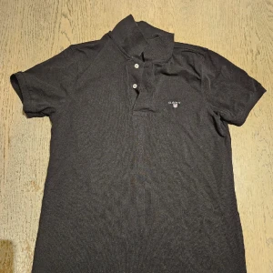 Gant pikétröja. - Säljer en galet snygg piké som är mycket trendig just nu och kommer vara ännu trendigare till sommaren!☀️⛱️