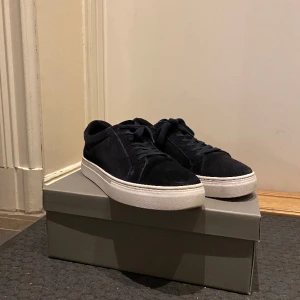 Vagabondskor - Säljer mina Vagabond skor då de inte kommer till användning längre. Nypris 1300. Storlek 43. Skick 9/10 inga defekter och knappast använda. Priset kan diskuteras 