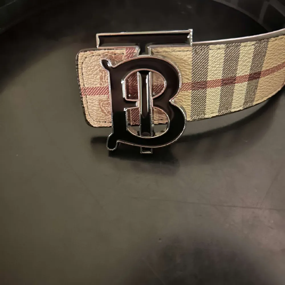 Beige Burberry bälte med ett svart/silver märke. Väldigt bra kvalite så hör av er för fler frågor och funderingar. Övrigt.