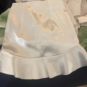 Kjol - En silvrig kjol som passar bra till fester