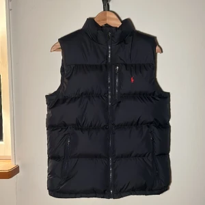 Ralph Lauren väst  - Snygg och varm väst från från Ralph Lauren💙 Storlek : Barnstorlek XL   Nypris : 2395 kr Säljer : 1300 kr I princip oanvänd, jättebra skick!🥰