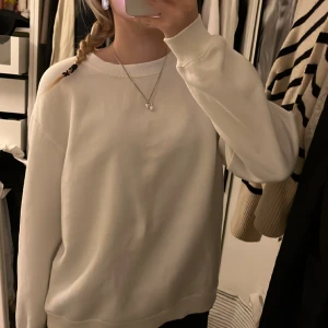 Tröja - Basic vit sweatshirt, passar till allt🙏🏼💕