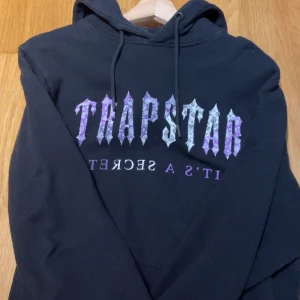 Trapstar hoodie - Säljer en trapstar hoodie som är för liten för mig nu. Skick 8/10 sparsamt använd det är storlek S