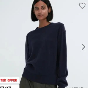 Kashmir tröja - Säljer min jättesköna och fina mörkblåa Kashmir tröja från uniqlo. 100% Kashmir 