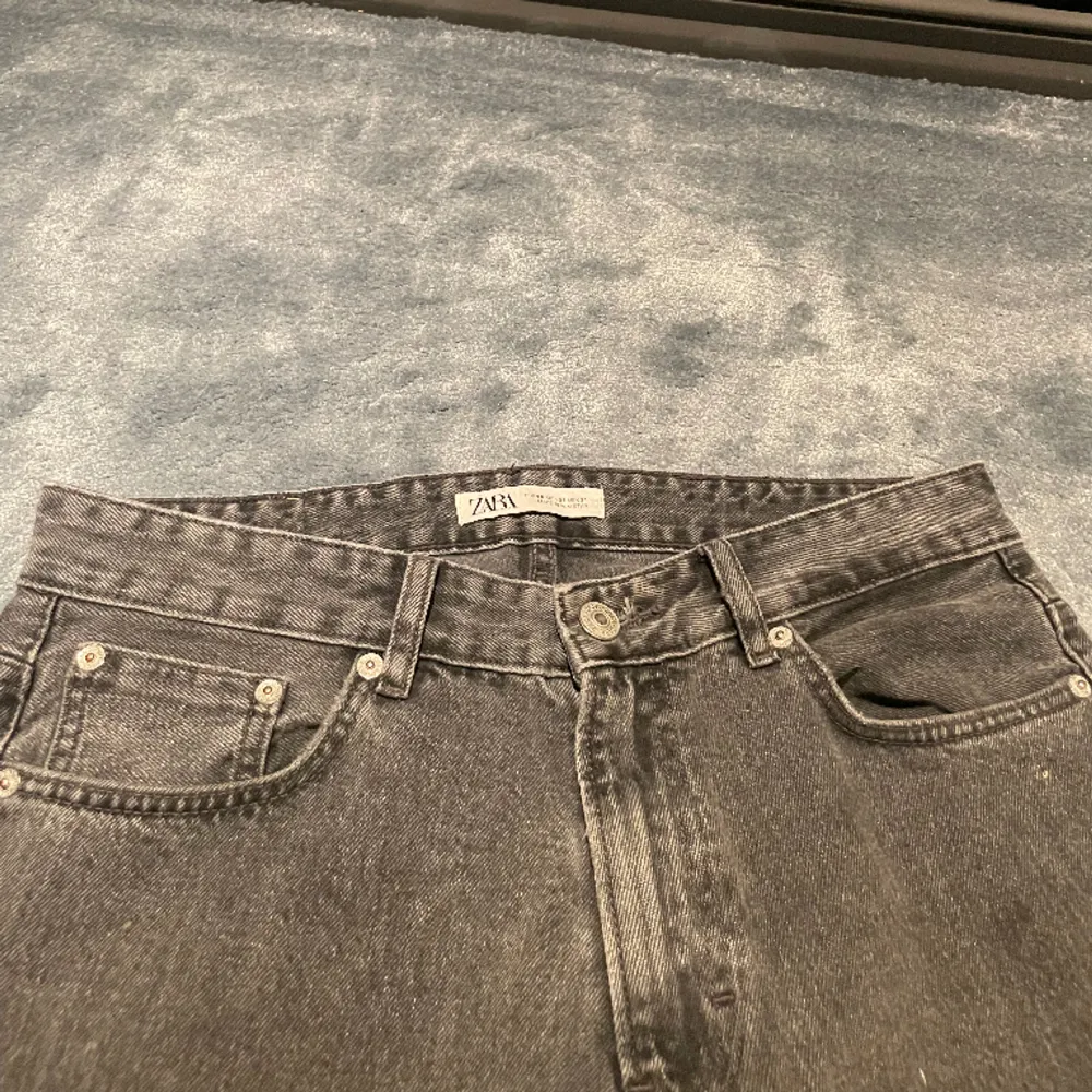 Gråa zara jeans, Baggy, herr.  Storlek: 40 Tryck på ”Köp Nu” för att köpa. . Jeans & Byxor.
