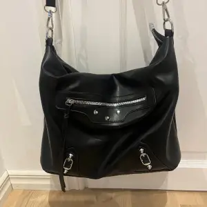 säljer denna skit snygga svarta väska som knappt är använd 🥰