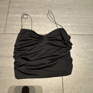 Svart topp - Superfint linne med spaghettiband🩷perfekt till fest