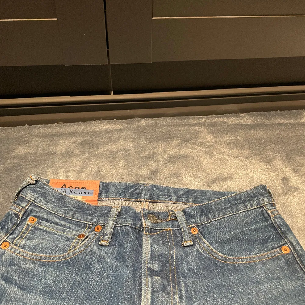 Blåa Acne Studios jeans i gott skick.  Nypris: 2200kr Pris: 399kr Storlek: 29/30 Tryck på ”Köp Nu” för att köpa  Ganska Baggy, herr  . Jeans & Byxor.