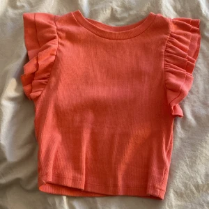 Topp - Säljer en jättefin topp från zara. Den är lite ljusare i värkligheten.💕