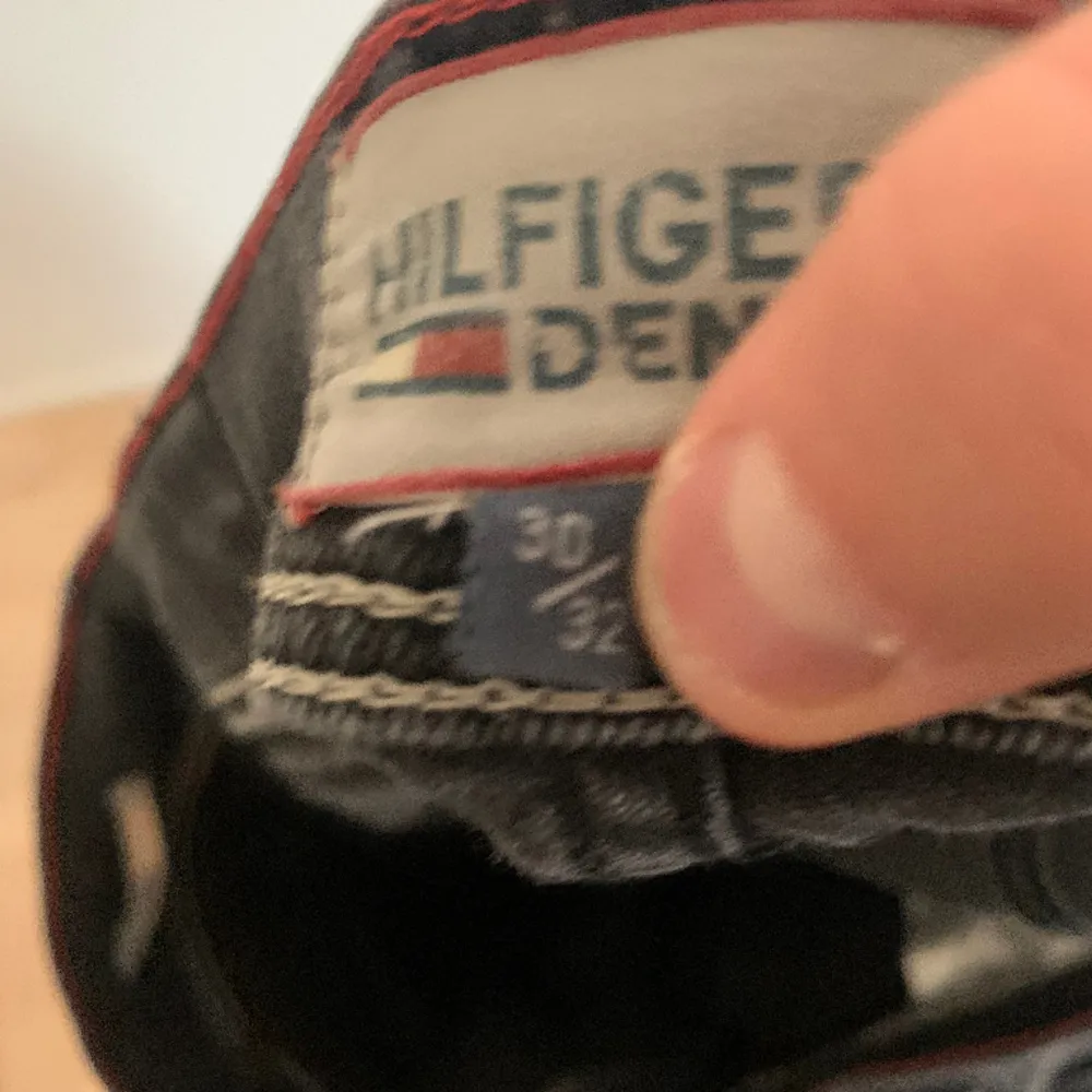 Säljer dessa asfeta mörkgråa Tommy Hilfiger jeans. Storleken är 30/32 vilket bör passa dig som är 175-185. Nypris 1799kr.. Jeans & Byxor.