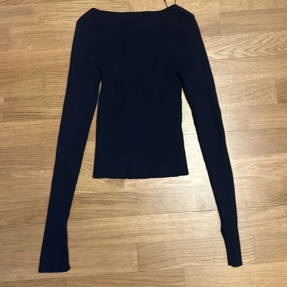 En nästan oanvänd jätte fin mörkblå tröja!  Köparen står för frakt och kan mötas upp i nacka!. Tröjor & Koftor.